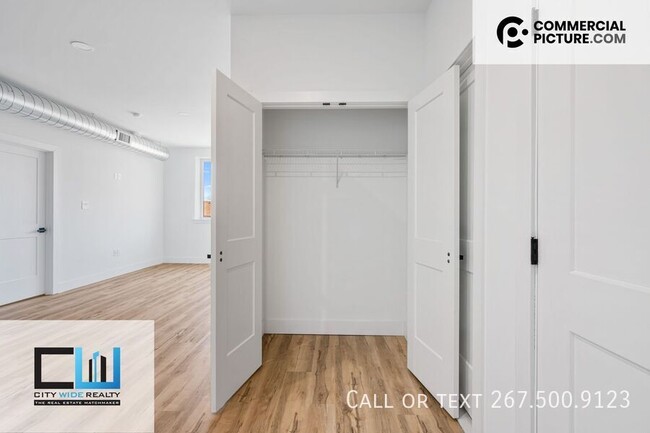 Building Photo - Great Location. Modern Two bedroom Apartment.