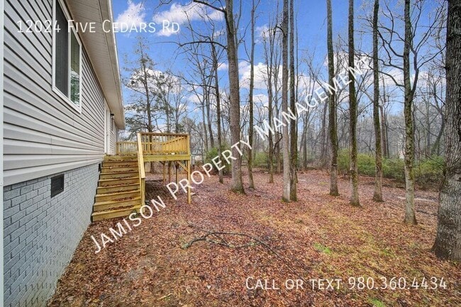 Building Photo - 12024 5 Cedars Rd