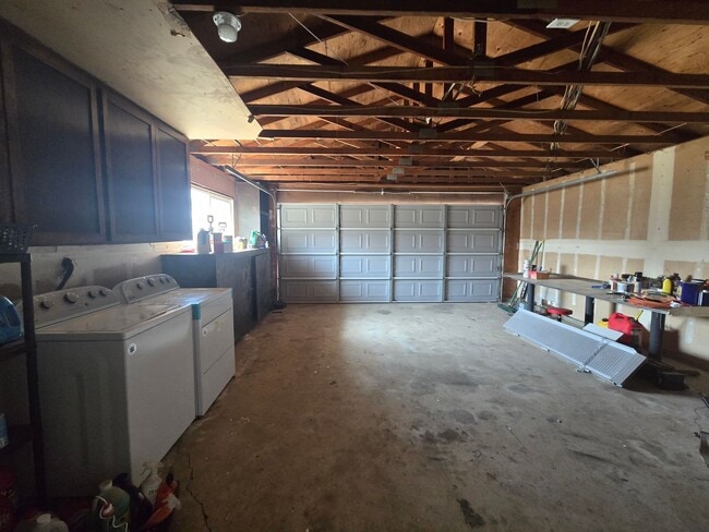 Building Photo - 3 BR 2 BA Available Now