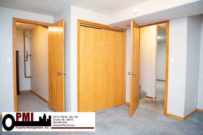 Building Photo - 3 Bedroom and 3 Bathroom Duplex. Available...