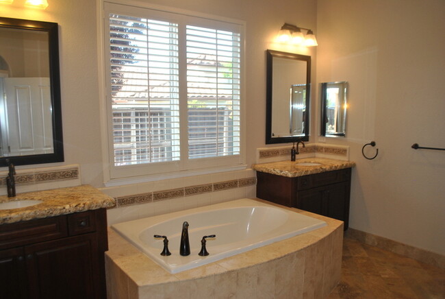 Building Photo - Gorgeous 4 Bedroom Home in the Stonebriar ...