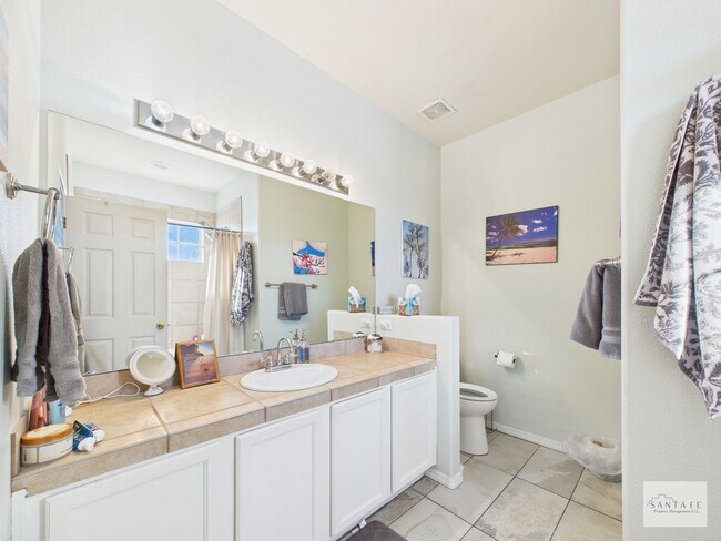 Building Photo - UNFURNISHED 3 Bedroom in Desirable Community