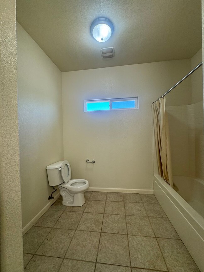 Building Photo - Charming 4-bedroom, 2-bath home in a conve...
