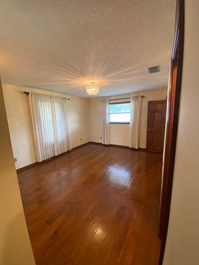 Building Photo - Beautiful 2/2/2 Deltona home