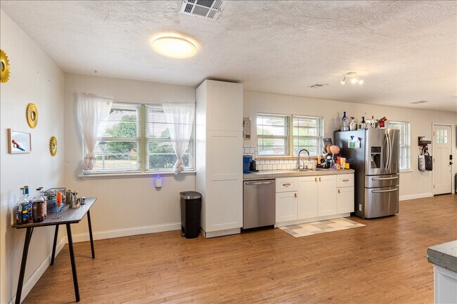 Building Photo - 3308 NW Atlanta Ave