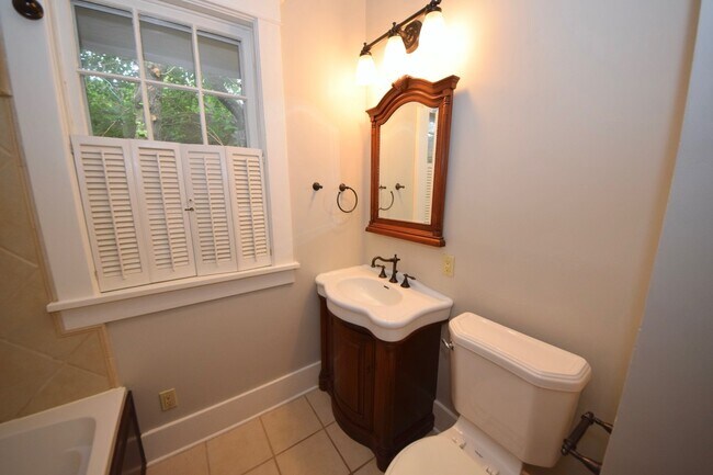 Building Photo - DARLING charmer with 3 beds and 2 baths near the U of M.