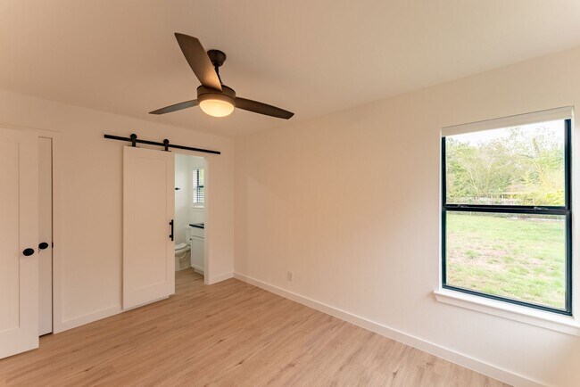 Building Photo - Incredible Windsor Park location right in the heart of Austin!