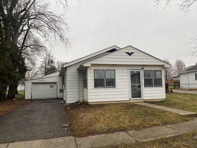 Building Photo - 1220 E 2nd St