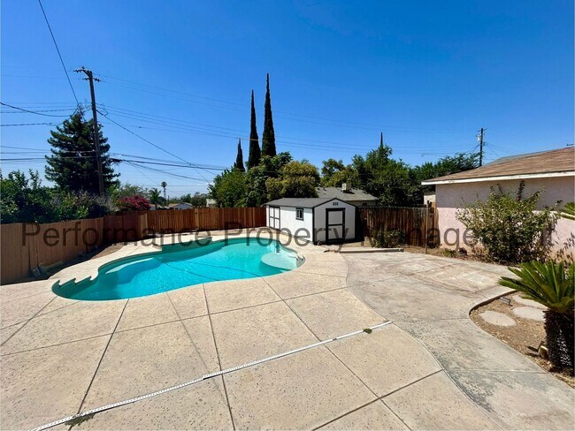 Building Photo - Charming 2 Bed/2 Bath NE Bakersfield Home ...