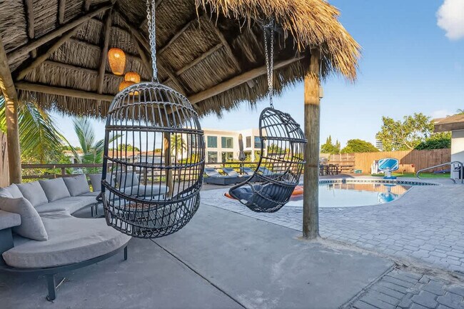 Building Photo - 2365 NE 195th St