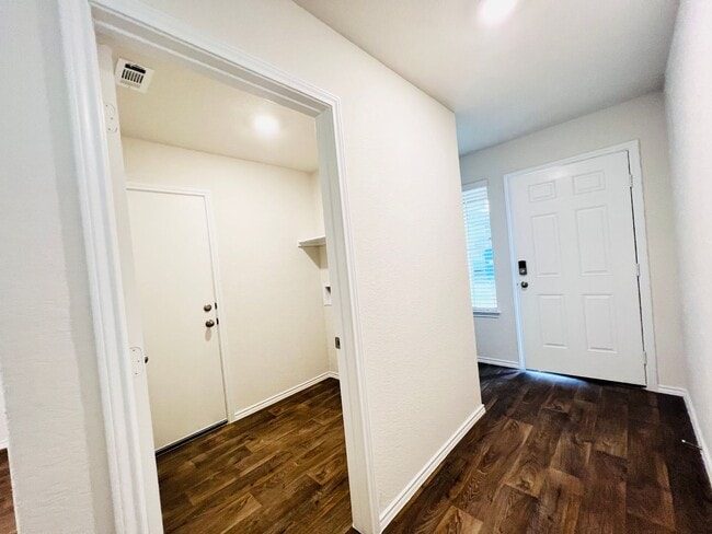 Building Photo - Modern 1-Story Home with Open Floor Plan & Spacious Backyard