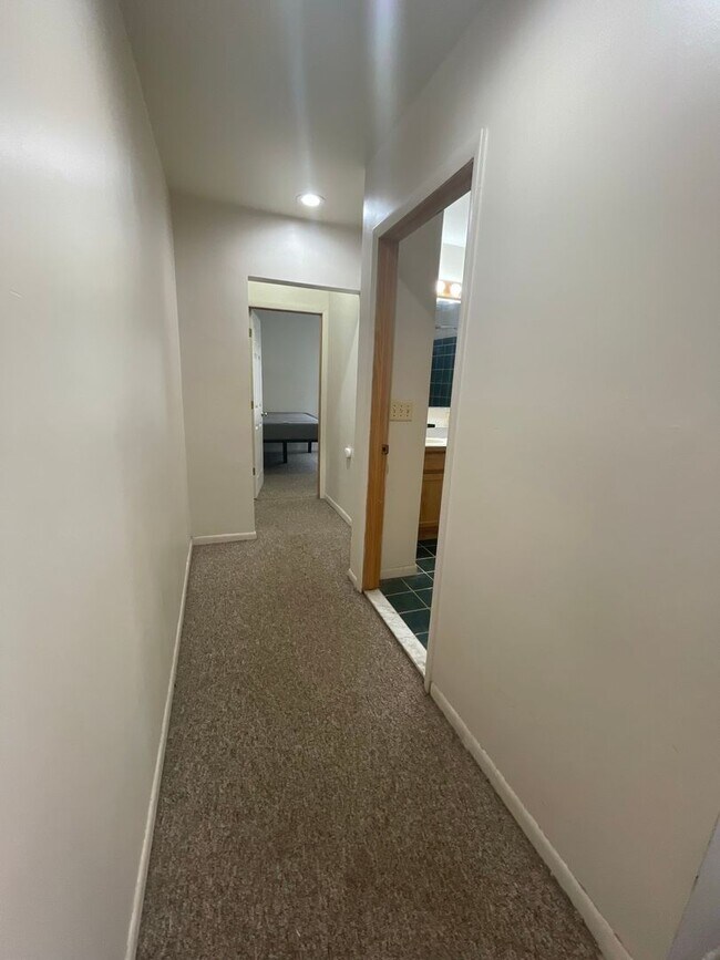 Building Photo - 926 Sylvan Ave