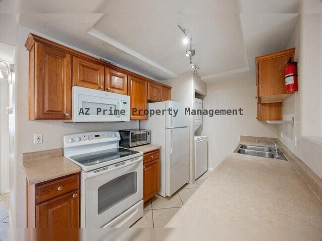 Building Photo - 2121 W Royal Palm Rd