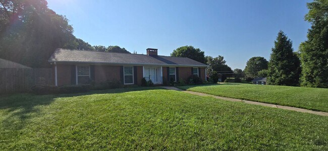 Building Photo - Classic Brick Ranch in Pfafftown