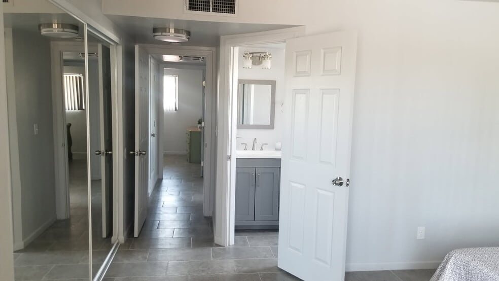 Building Photo - 9412 E Deer Trail Pl