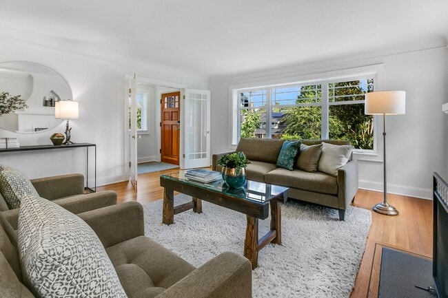 Building Photo - Queen Anne Craftsman - Available September...