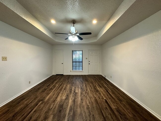 Building Photo - Coming Soon! Nice 2 Bedroom, 2 Full Bath Duplex Located in Saginaw.
