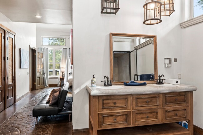 Building Photo - 4955 Hidden Hollow Rd