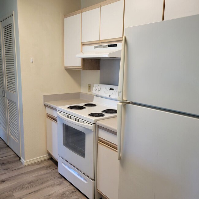 Building Photo - Northpointe Townhouse - 2 bedrooms, 2 baths, 2 parkings