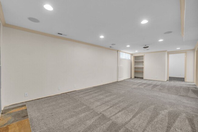 Building Photo - 5 Bedroom 3 Bathroom Home in Sandy!