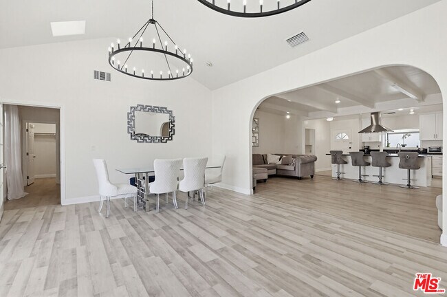 Building Photo - 9209 Paramount Blvd