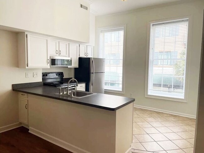 Building Photo - 235 King St