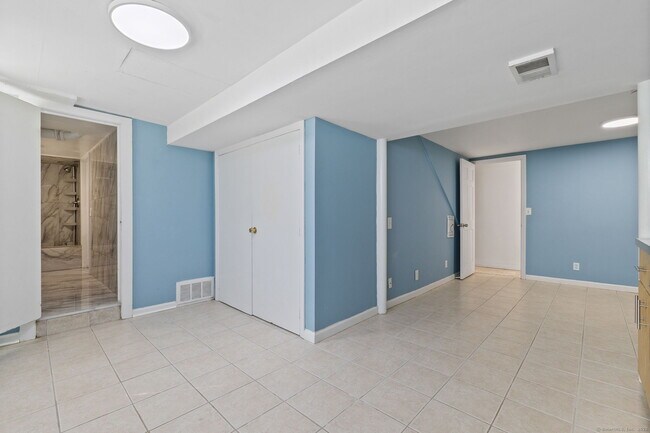 Building Photo - 67 Hicock Dr