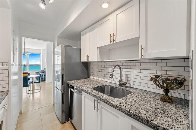 Building Photo - 4925 Collins Ave
