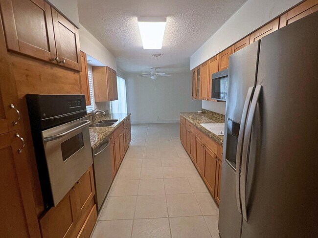 Building Photo - 1260 Manor Dr