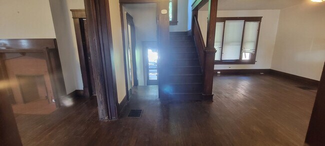 Building Photo - 5 Bedroom House - Walking distance from Central Campus