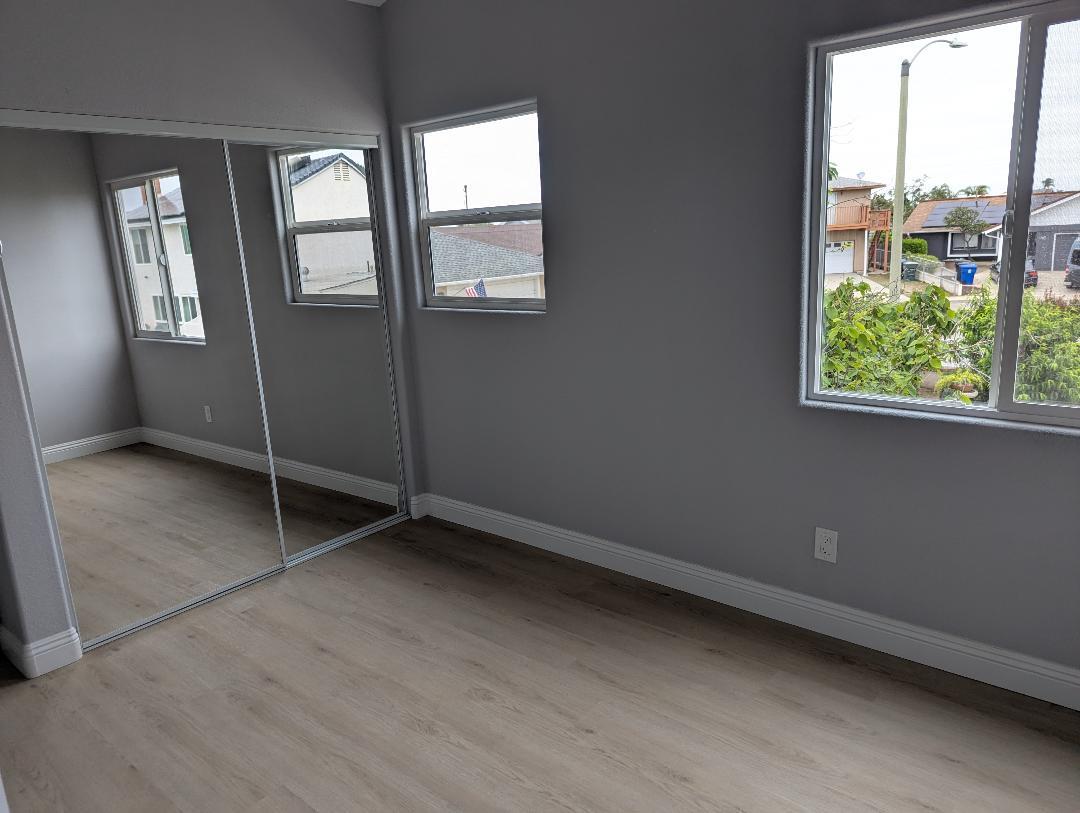 Bedroom with good light - 327 E Palomar St