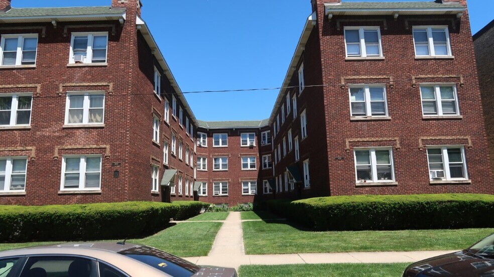 Building Photo - 4846-52 W Hutchinson