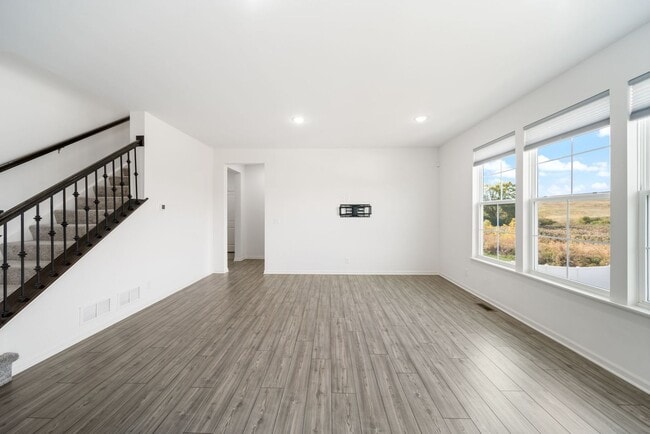 Building Photo - 356 S Pointe Ave