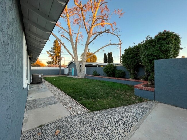 Building Photo - MOVE-IN READY 4+2 w/upgrades + tons of parking!