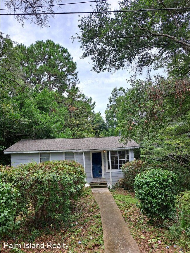 3 br, 1 bath House 883 W. Griffith Avenue 883 W Griffith Ave