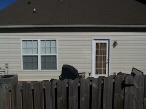 Building Photo - Charming 2-Bed, 2-Bath Ranch-Style Townhou...