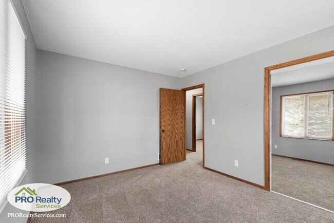Building Photo - 3 Bedroom House in Oakdale