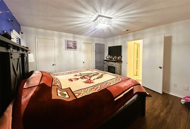 Building Photo - Three Bed Two Bath Home