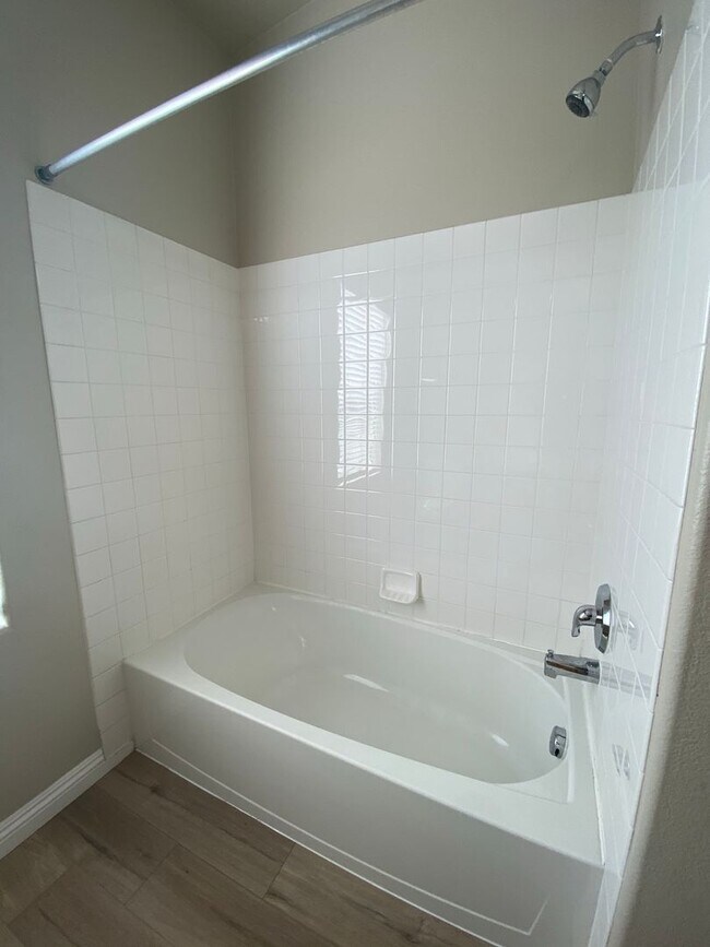 Building Photo - Modern Condo in Gated Community!