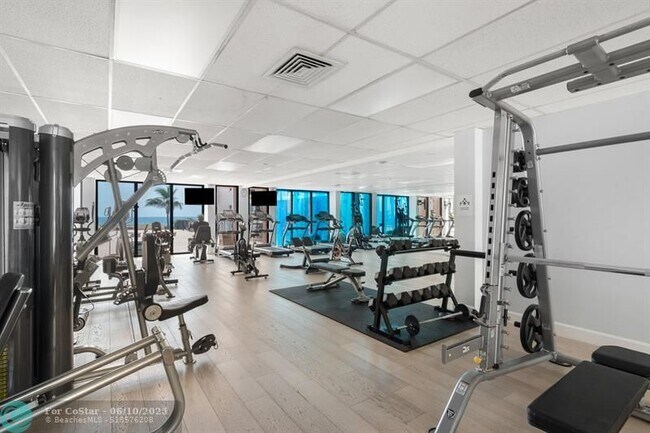 Building Photo - 1147 Hillsboro Mile