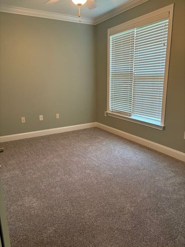 Building Photo - 89 Gallery Dr