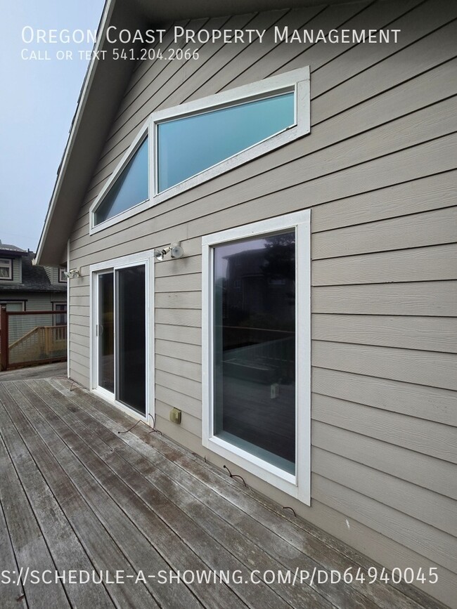Building Photo - 634 SW Ebb Ave