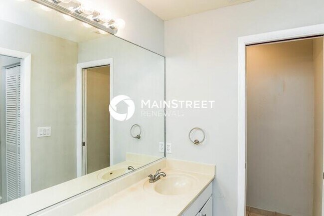 Building Photo - 3 Bedroom Pet-Friendly Home in SARASOTA, FL with Main Street Renewal
