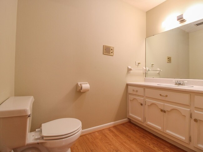 Building Photo - 4 bedroom home in Athens City in established neighborhood!