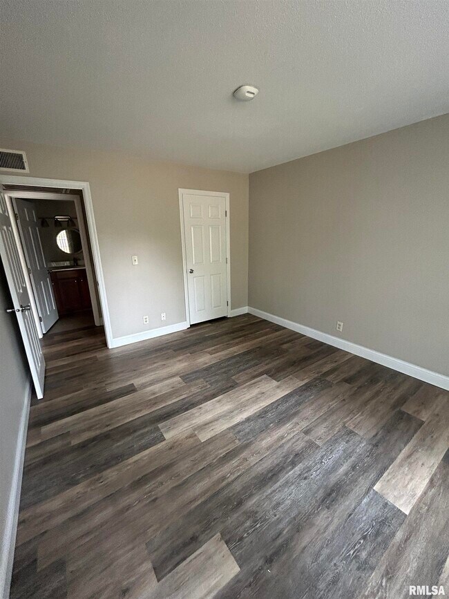 Building Photo - 5029 N Lakeside Pl
