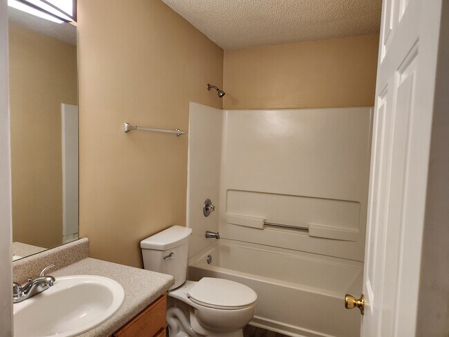 Full Bathroom - 1025 Winding Brook Way