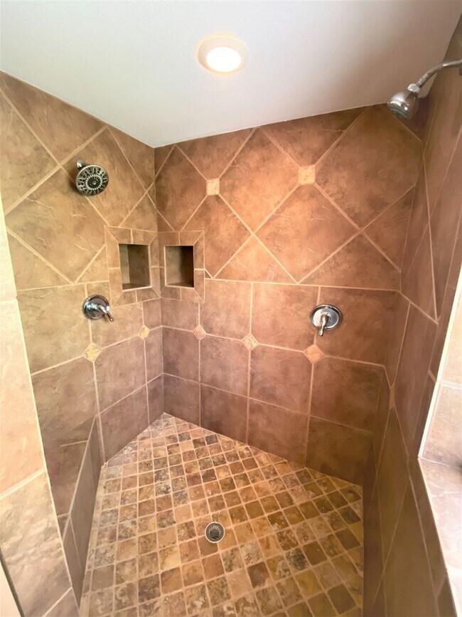 Building Photo - ** SOUTH NAPLES ** 4 BED / 3.5 BATH ** POOL** NO HOA ** PETS OK **ANNUAL **