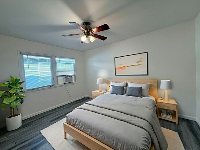 Building Photo - 504 N Hollywood Way