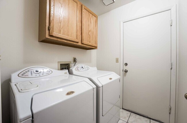 Building Photo - Stunning 3 Bedroom home!