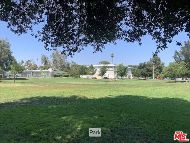 Building Photo - 4915 Tyrone Ave